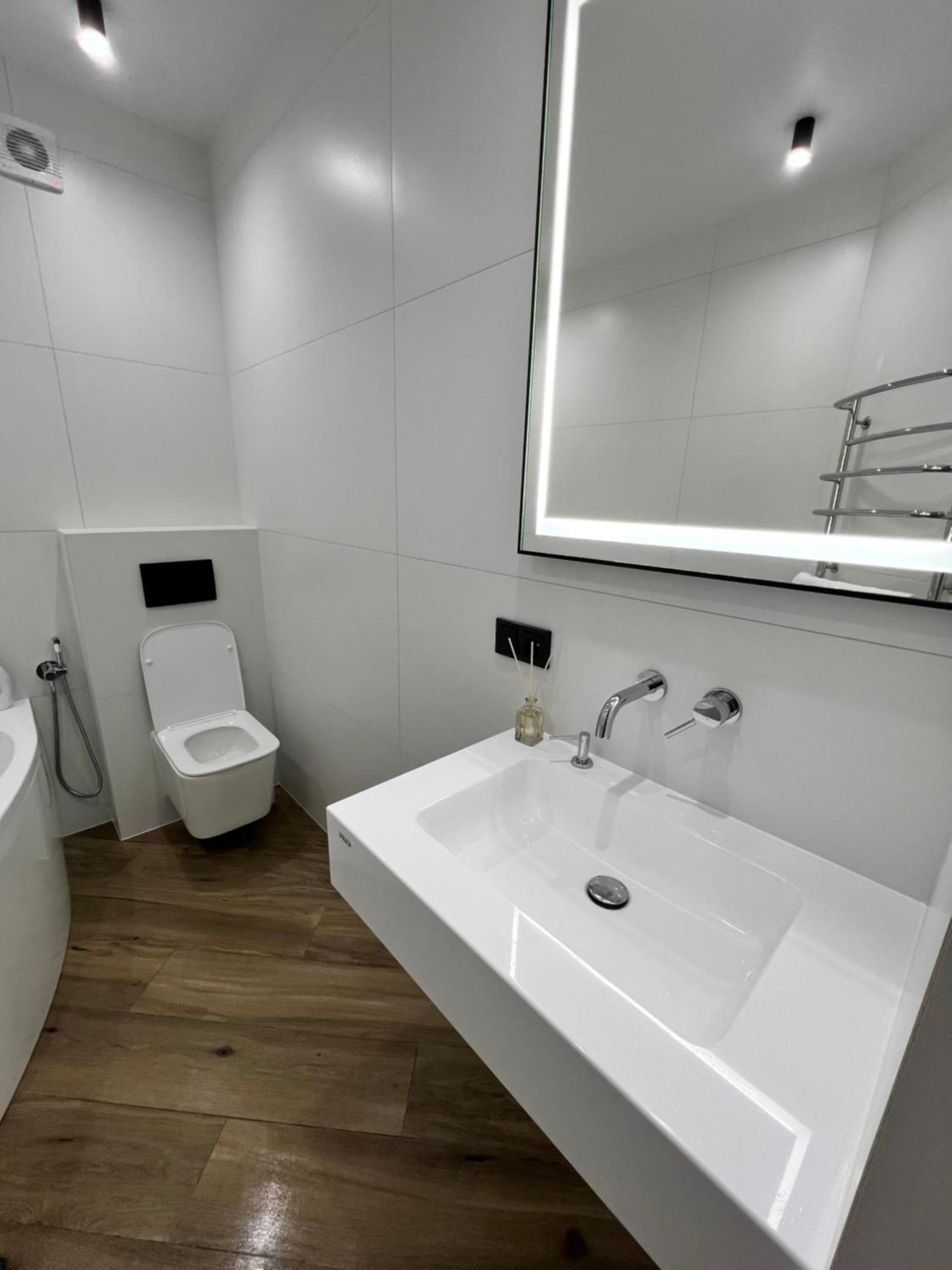 Люкс Апартаменти Район Автовокзалу В Жкарена Та Жк Great House Поблизу Обласноі Лікарні Rivne Exterior photo