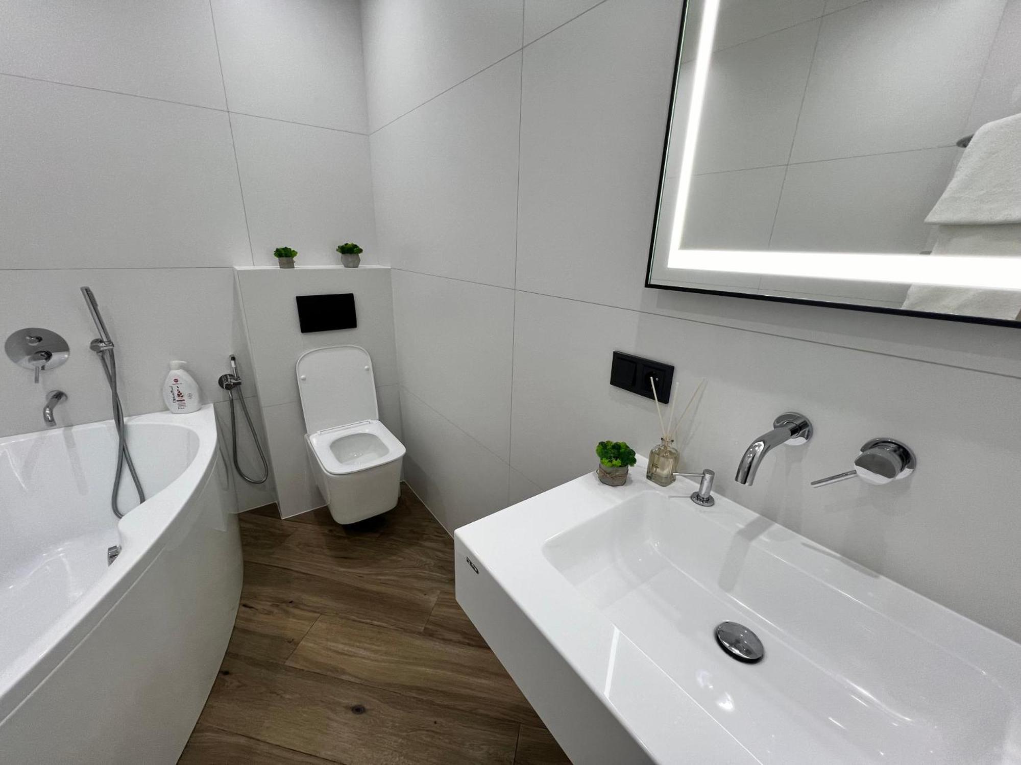 Люкс Апартаменти Район Автовокзалу В Жкарена Та Жк Great House Поблизу Обласноі Лікарні Rivne Exterior photo